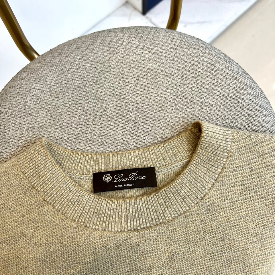 Loro Piana诺悠翩雅、2025秋冬新品臻柔羊绒针织衫。采用珍稀羊绒与精纺羊毛的黄金配比织就，羊绒