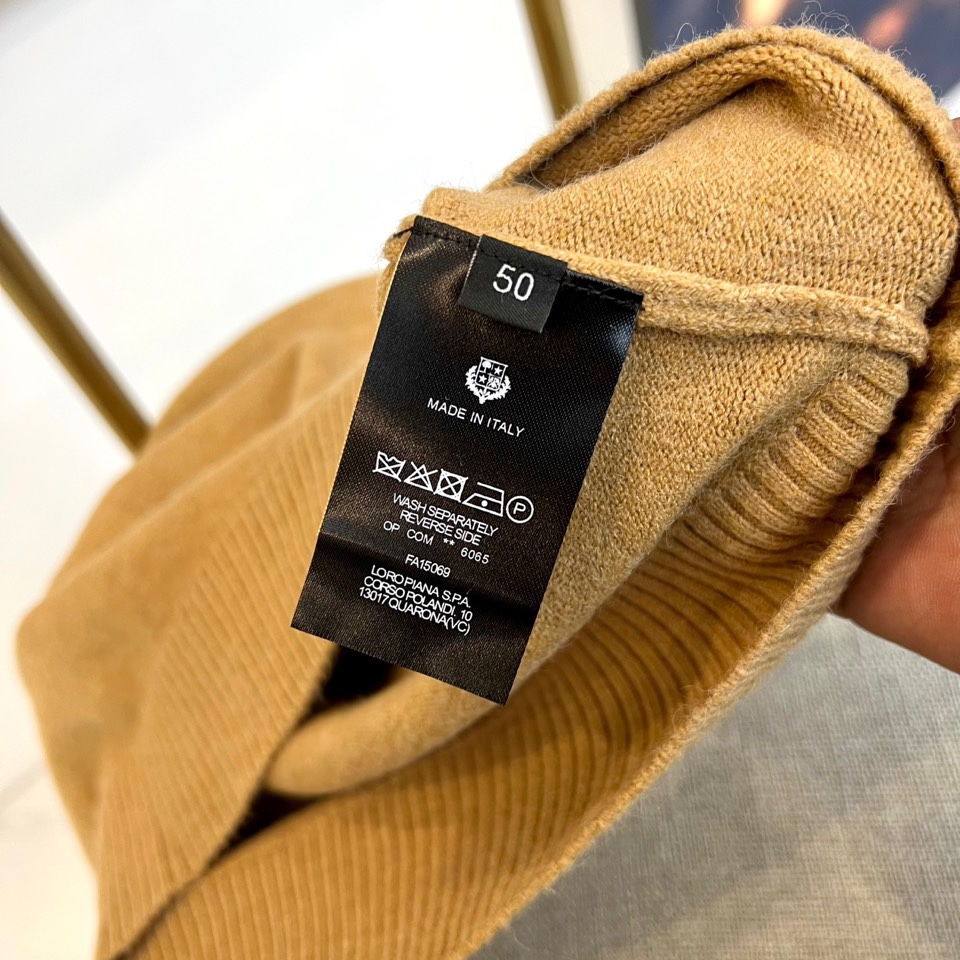 Loro Piana诺悠翩雅、2025秋冬新品圆领羊绒衫针织衫，以100%珍稀山羊绒材质诠释极致奢华。款