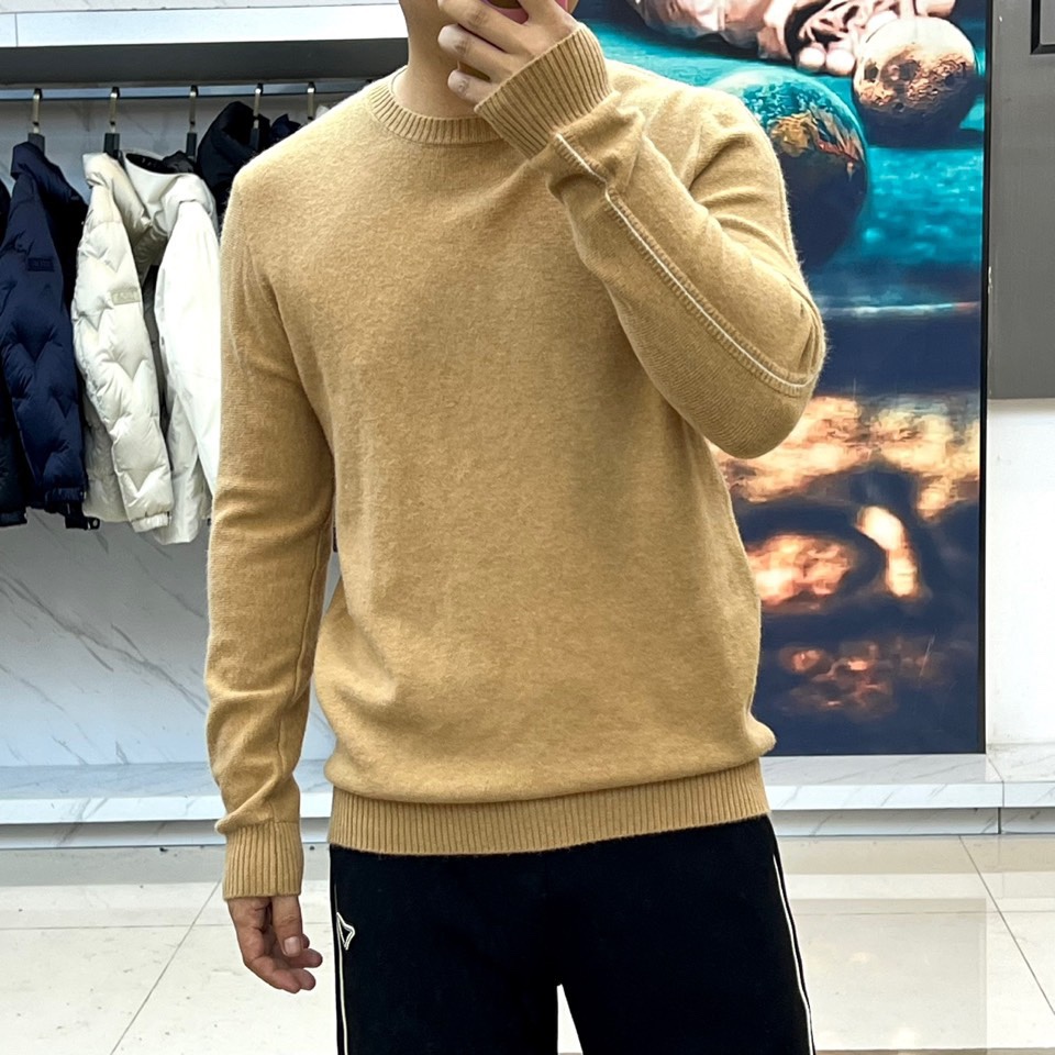 Loro Piana诺悠翩雅、2025秋冬新品圆领羊绒衫针织衫，以100%珍稀山羊绒材质诠释极致奢华。款