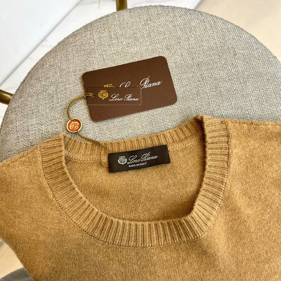 Loro Piana诺悠翩雅、2025秋冬新品圆领羊绒衫针织衫，以100%珍稀山羊绒材质诠释极致奢华。款