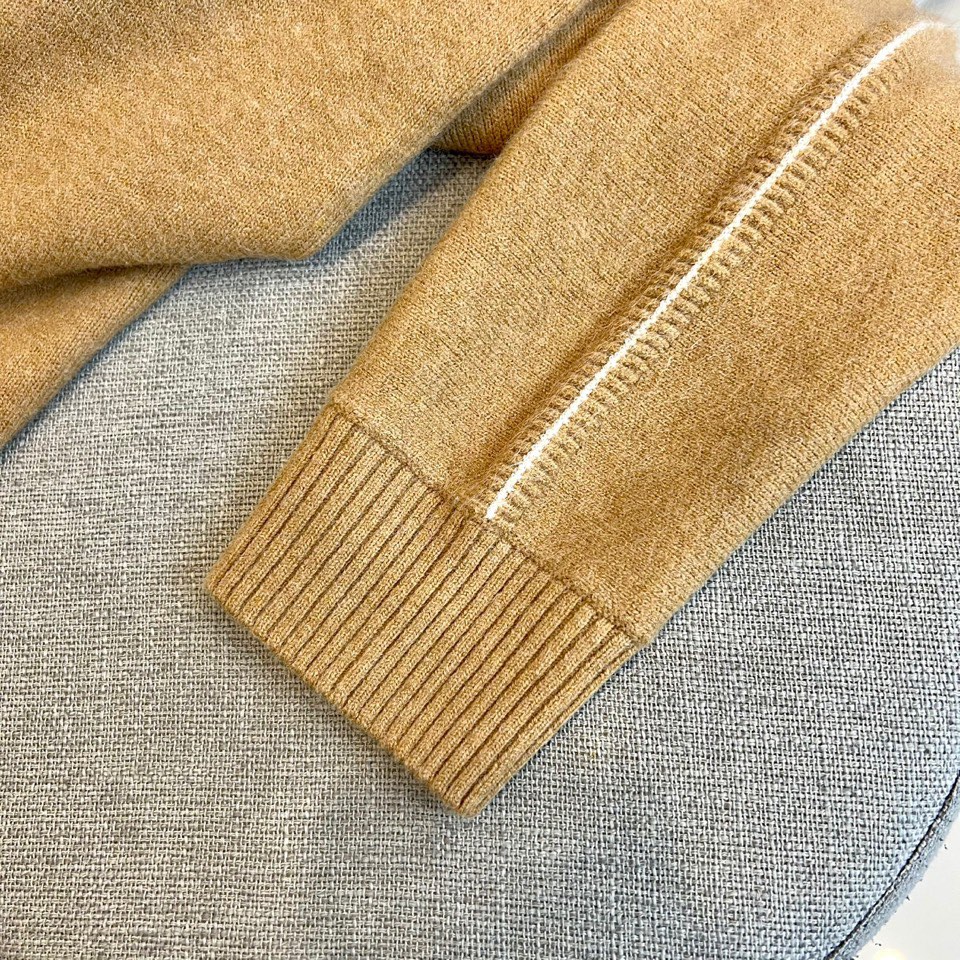 Loro Piana诺悠翩雅、2025秋冬新品圆领羊绒衫针织衫，以100%珍稀山羊绒材质诠释极致奢华。款