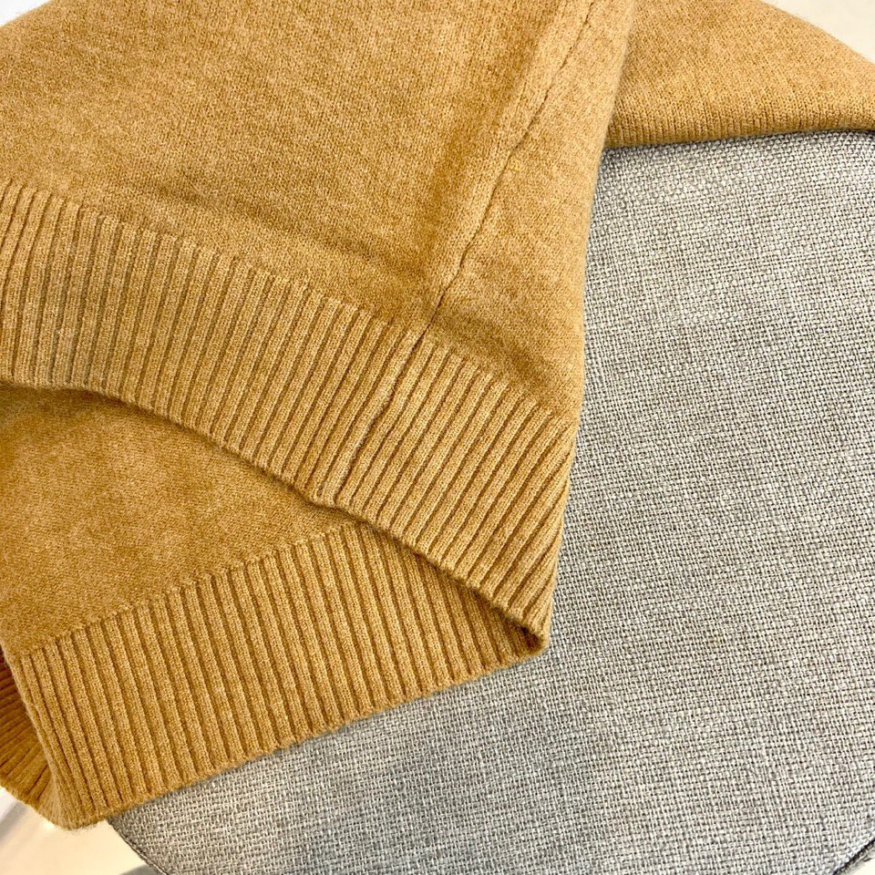 Loro Piana诺悠翩雅、2025秋冬新品圆领羊绒衫针织衫，以100%珍稀山羊绒材质诠释极致奢华。款