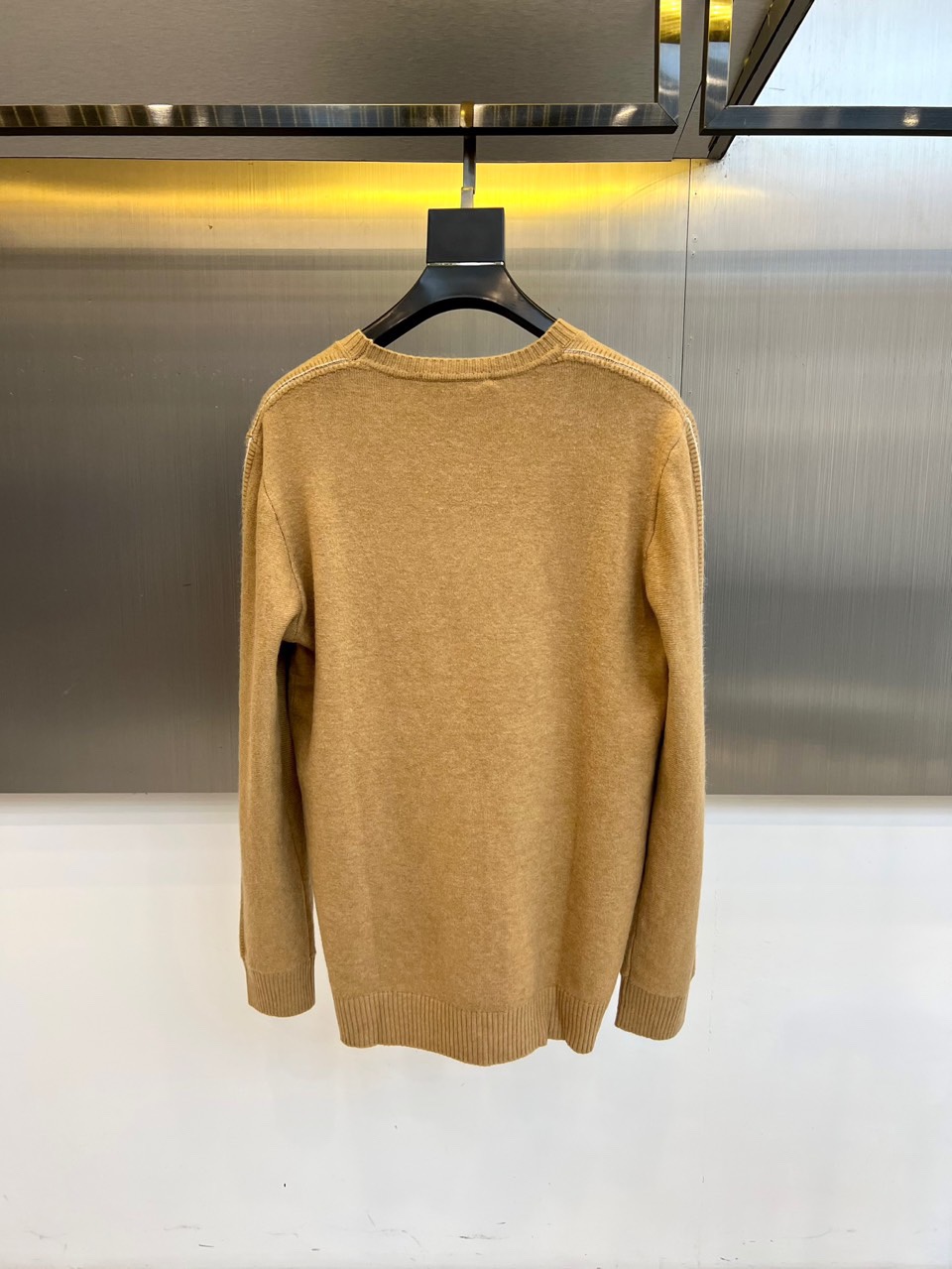 Loro Piana诺悠翩雅、2025秋冬新品圆领羊绒衫针织衫，以100%珍稀山羊绒材质诠释极致奢华。款