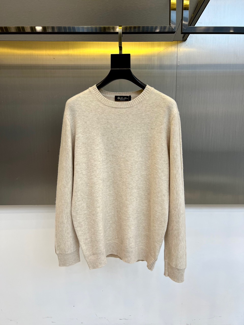 NO:681007,Loro Piana's new autumn and winter round-neck cashmere sweater is an extremely luxurious interpretation of rare cashmere material. The style adopts a classic round-neck design, and the sleeves and hem are made of fine ribbing to ensure a crisp shape when worn. The fabric is strictly selected from top-grade cashmere, and the implementation standard complies with FZ/T73009-Cashmere Product Specification, and the safety category reaches GB18401-2010  Class B standard, the fine craftsmanship made in China ensures that every inch of the fabric is as soft as ever. Its three-dimensional tailoring outlines a slim silhouette through precise proportions, and the natural fiber of cashmere brings an unparalleled skin-friendly experience. It can be paired with casual trousers to show low-key elegance, or it can be paired with a formal jacket to create a smart casual style. From business meetings to private parties, this sweater uses the original texture of top materials and simple design language to become a carrier that connects Italian craftsmanship and oriental aesthetics, interpreting Loro  Piana's eternal pursuit of authenticity in materials. 48-56 (model weighs 173,143 pounds, upper body size 50),, loro piana, jackets & coats,19860909Loro Piana诺悠翩雅、秋冬新品圆领羊绒衫针织衫,以珍稀山羊绒材质诠释极致奢华.款式采用经典圆领设计,衣袖与下摆采用细腻罗纹收边工艺,确保穿着时保持挺括形态.面料严格选用顶级山羊绒,执行标准符合FZ/T73009-山羊绒制品规范,安全类别达到GB18401-2010 B类标准,中国制造的精细工艺确保每寸面料柔软如初. 其立体剪裁通过精准比例勾勒修身轮廓,山羊绒天然纤维带来无与伦比的亲肤体验.可搭配休闲长裤展现低调优雅,亦可与正装外套碰撞出智能休闲风格.从商务会晤到私人聚会,这款针织衫以顶级材质的原始质感与简约设计语言,成为连接意式工艺与东方审美的载体,诠释Loro Piana对材质本真的永恒追求.48-56（模特173,143斤上身50码）,,loro piana,jackets & coats,,Men's clothing