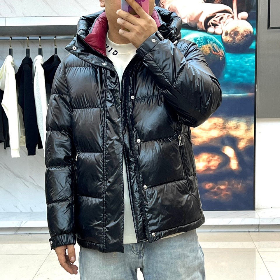 Mon蒙口、2025秋冬新品羽绒服外套。以极简廓形诠释冬日奢华。宽松剪裁与块状衍缝设计，赋予其饱满立体感