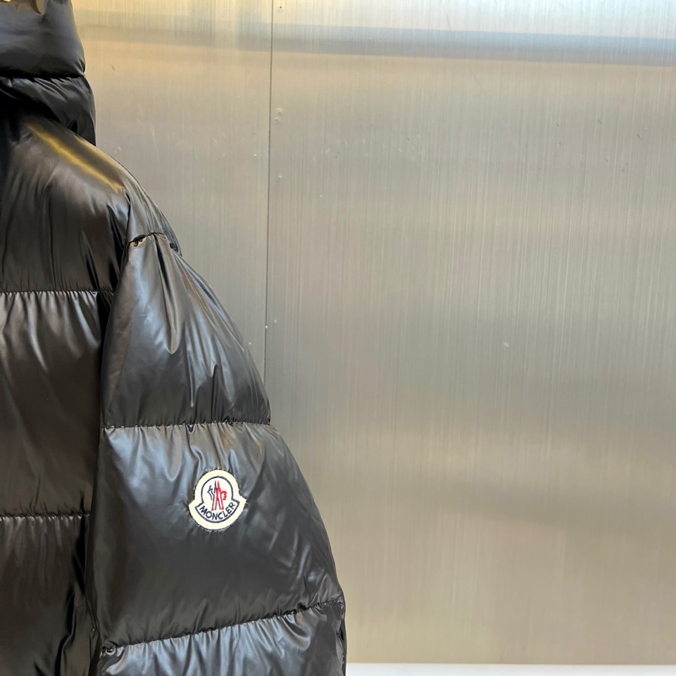 Mon蒙口、2025秋冬新品羽绒服外套。以极简廓形诠释冬日奢华。宽松剪裁与块状衍缝设计，赋予其饱满立体感