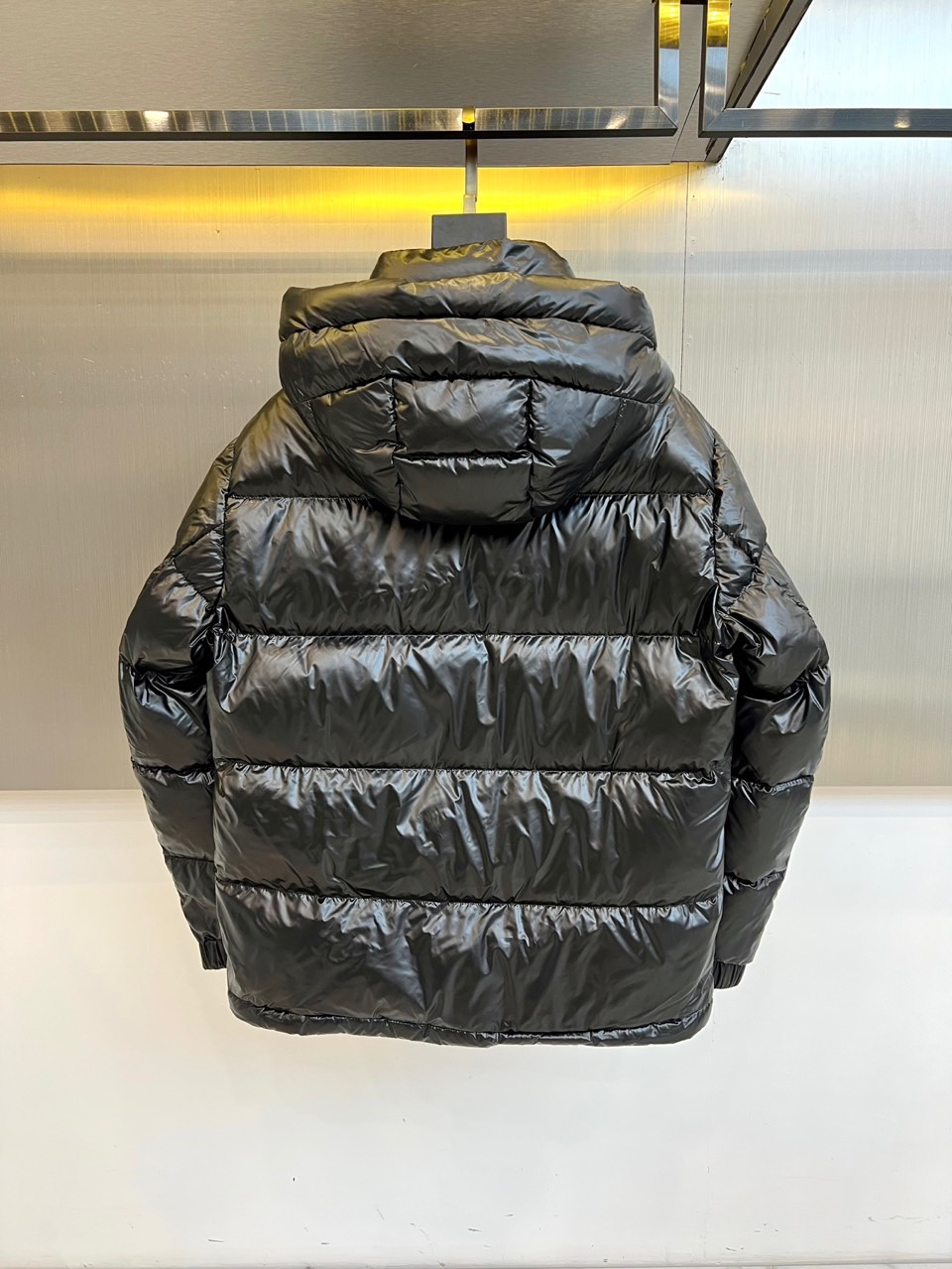 Mon蒙口、2025秋冬新品羽绒服外套。以极简廓形诠释冬日奢华。宽松剪裁与块状衍缝设计，赋予其饱满立体感