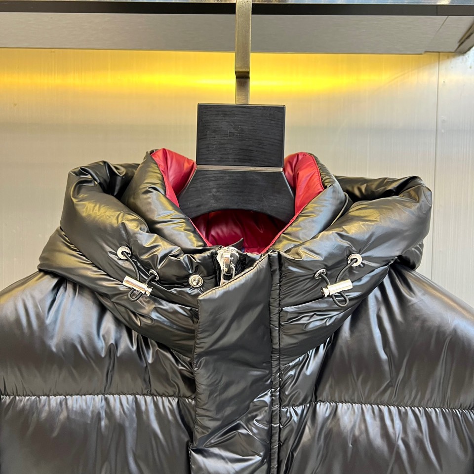 Mon蒙口、2025秋冬新品羽绒服外套。以极简廓形诠释冬日奢华。宽松剪裁与块状衍缝设计，赋予其饱满立体感