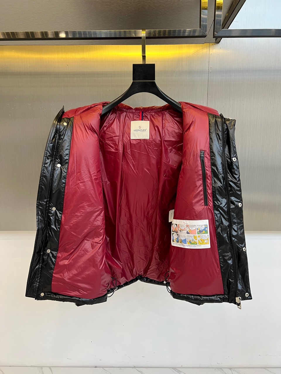 Mon蒙口、2025秋冬新品羽绒服外套。以极简廓形诠释冬日奢华。宽松剪裁与块状衍缝设计，赋予其饱满立体感