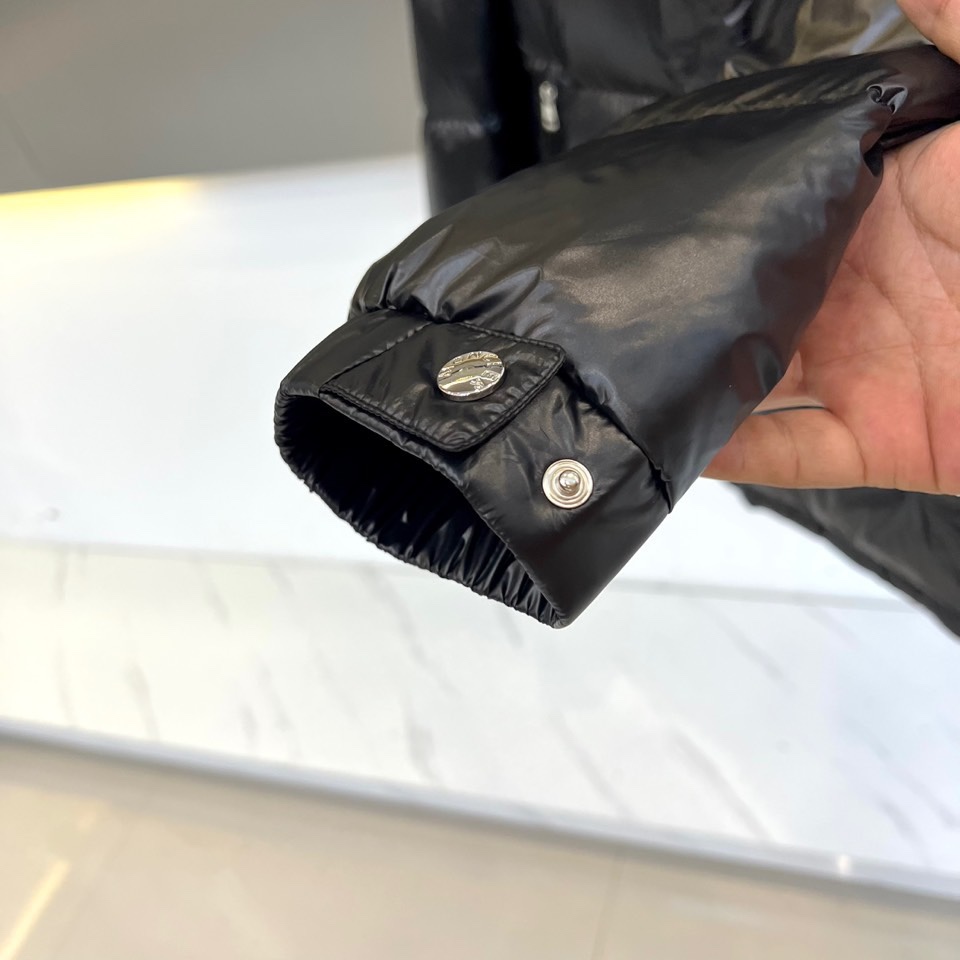 Mon蒙口、2025秋冬新品羽绒服外套。以极简廓形诠释冬日奢华。宽松剪裁与块状衍缝设计，赋予其饱满立体感