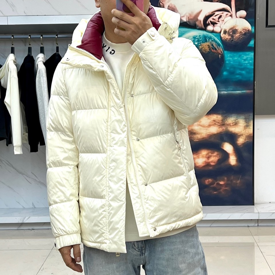 Mon蒙口、2025秋冬新品羽绒服外套。以极简廓形诠释冬日奢华。宽松剪裁与块状衍缝设计，赋予其饱满立体感