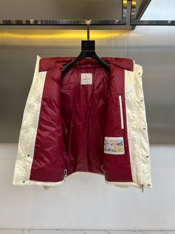 Mon蒙口、2025秋冬新品羽绒服外套。以极简廓形诠释冬日奢华。宽松剪裁与块状衍缝设计，赋予其饱满立体感