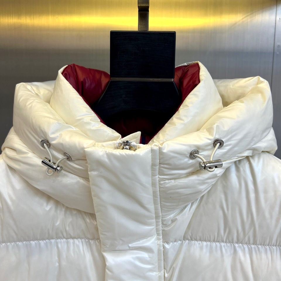 Mon蒙口、2025秋冬新品羽绒服外套。以极简廓形诠释冬日奢华。宽松剪裁与块状衍缝设计，赋予其饱满立体感