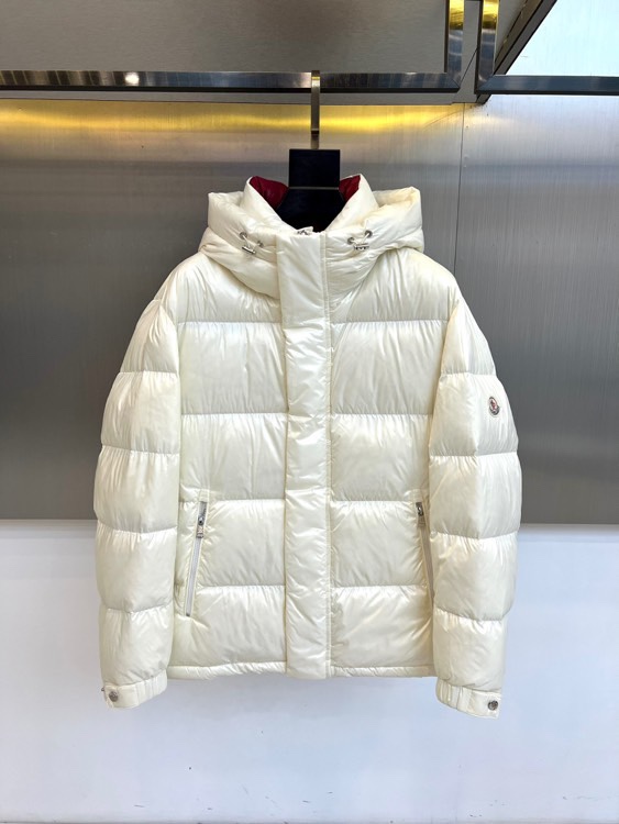 NO:681018,Mon is a new down jacket for autumn and winter. It interprets winter luxury with a minimalist silhouette. The loose tailoring and block quilting design give it a full three-dimensional feel while ensuring a light and warm wearing experience. The hooded design is matched with a touch of red in the collar, becoming the finishing detail. The zipper pockets on both sides are both practical and smooth. The classic brand logo on the left sleeve is low  The tone shows your identity. Selected high-density nylon fabrics, filled with 90% high-quality down, combined with the rigorous details of Japanese precision work, show excellent functionality and modern style in a simple design. It is an ideal choice to withstand the cold winter without losing style. 48-56 (model is 173, 143 pounds, upper body size 50),, Moncler, jackets  & coats,down jacket,hats,19860909Mon蒙口、秋冬新品羽绒服外套.以极简廓形诠释冬日奢华.宽松剪裁与块状衍缝设计,赋予其饱满立体感,同时确保轻盈温暖的穿着体验.连帽设计搭配领口内的一抹红色,成为点睛细节.两侧拉链口袋兼顾实用与流畅线条.左袖经典品牌标识低调彰显身份.精选高密度尼龙面料,填充90优质羽绒,结合日本精工的严谨细节,在简约设计中尽显卓越机能与摩登格调,是抵御寒冬又不失风度的理想选择.48-56（模特173,143斤上身50码）,,Moncler,jackets & coats,down jacket,hats,,Men's clothing