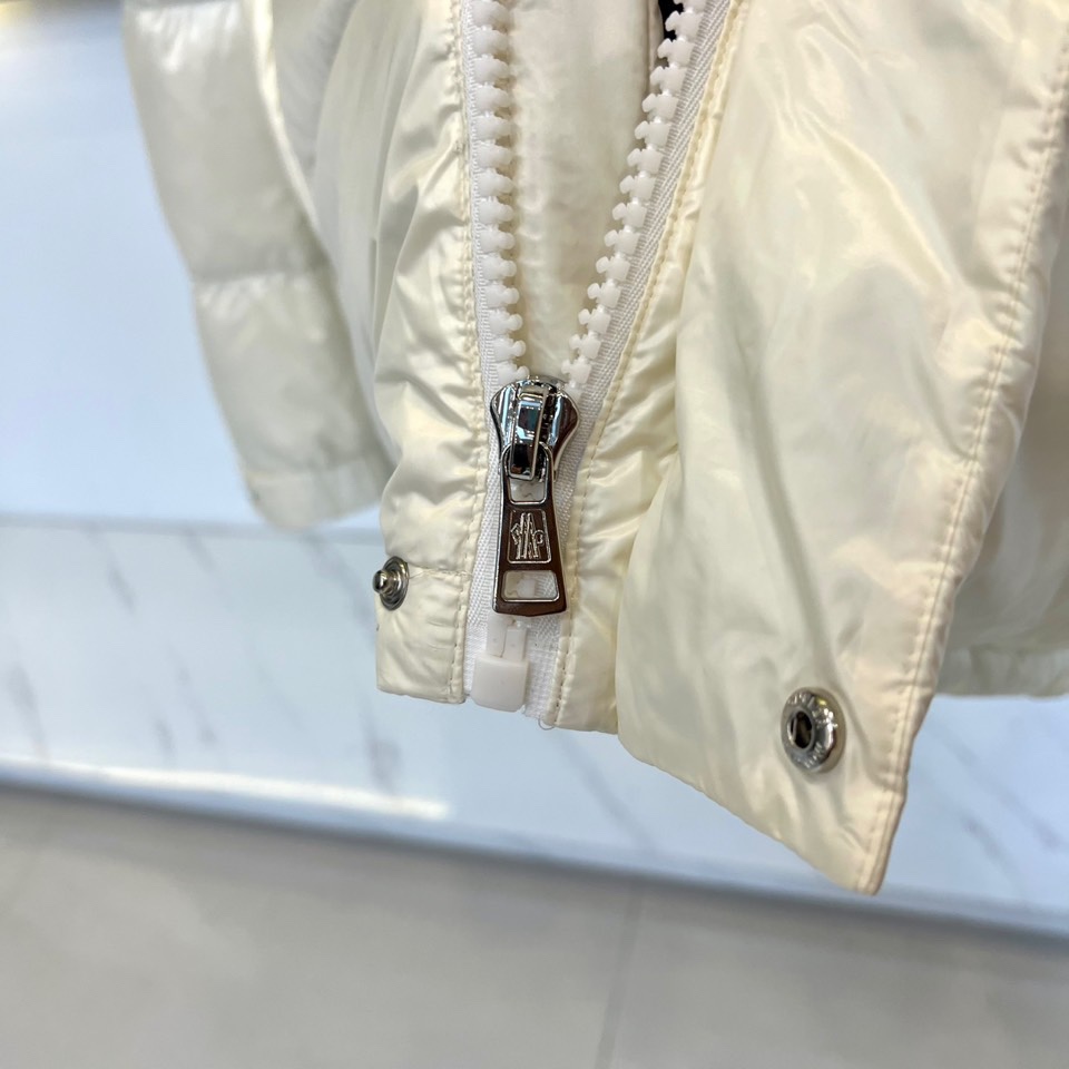 Mon蒙口、2025秋冬新品羽绒服外套。以极简廓形诠释冬日奢华。宽松剪裁与块状衍缝设计，赋予其饱满立体感