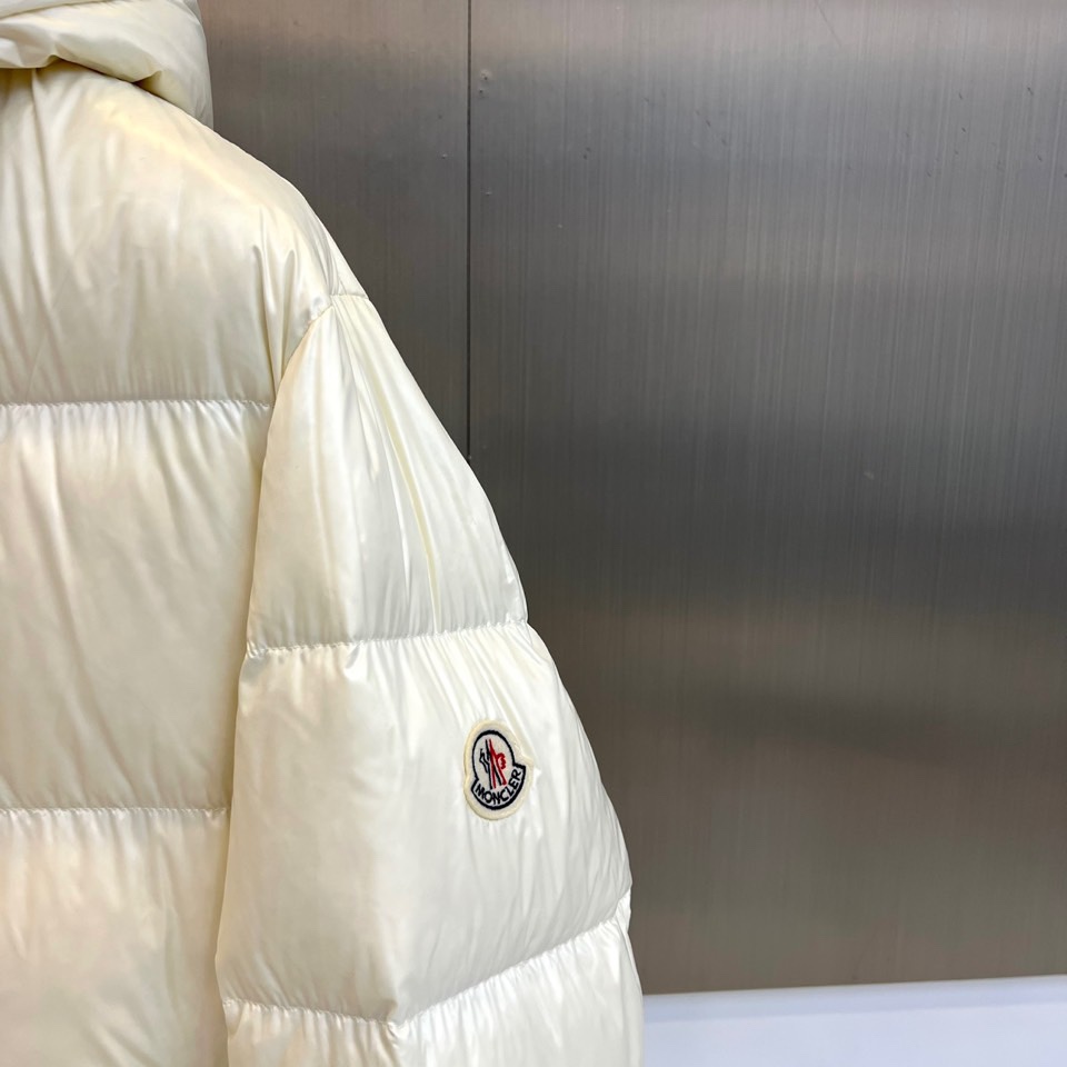 Mon蒙口、2025秋冬新品羽绒服外套。以极简廓形诠释冬日奢华。宽松剪裁与块状衍缝设计，赋予其饱满立体感