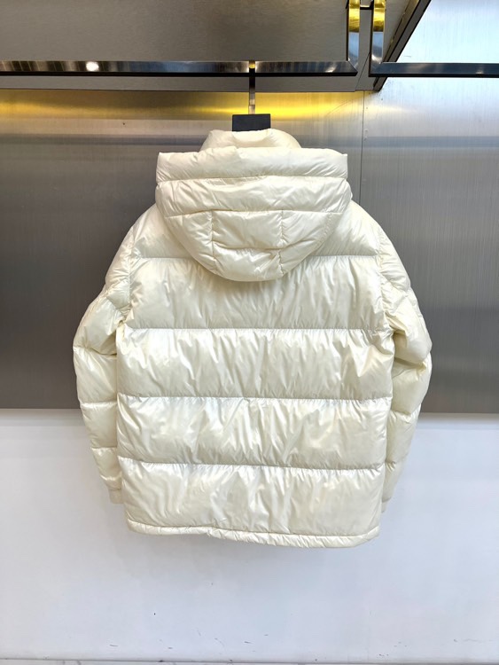 Mon蒙口、2025秋冬新品羽绒服外套。以极简廓形诠释冬日奢华。宽松剪裁与块状衍缝设计，赋予其饱满立体感