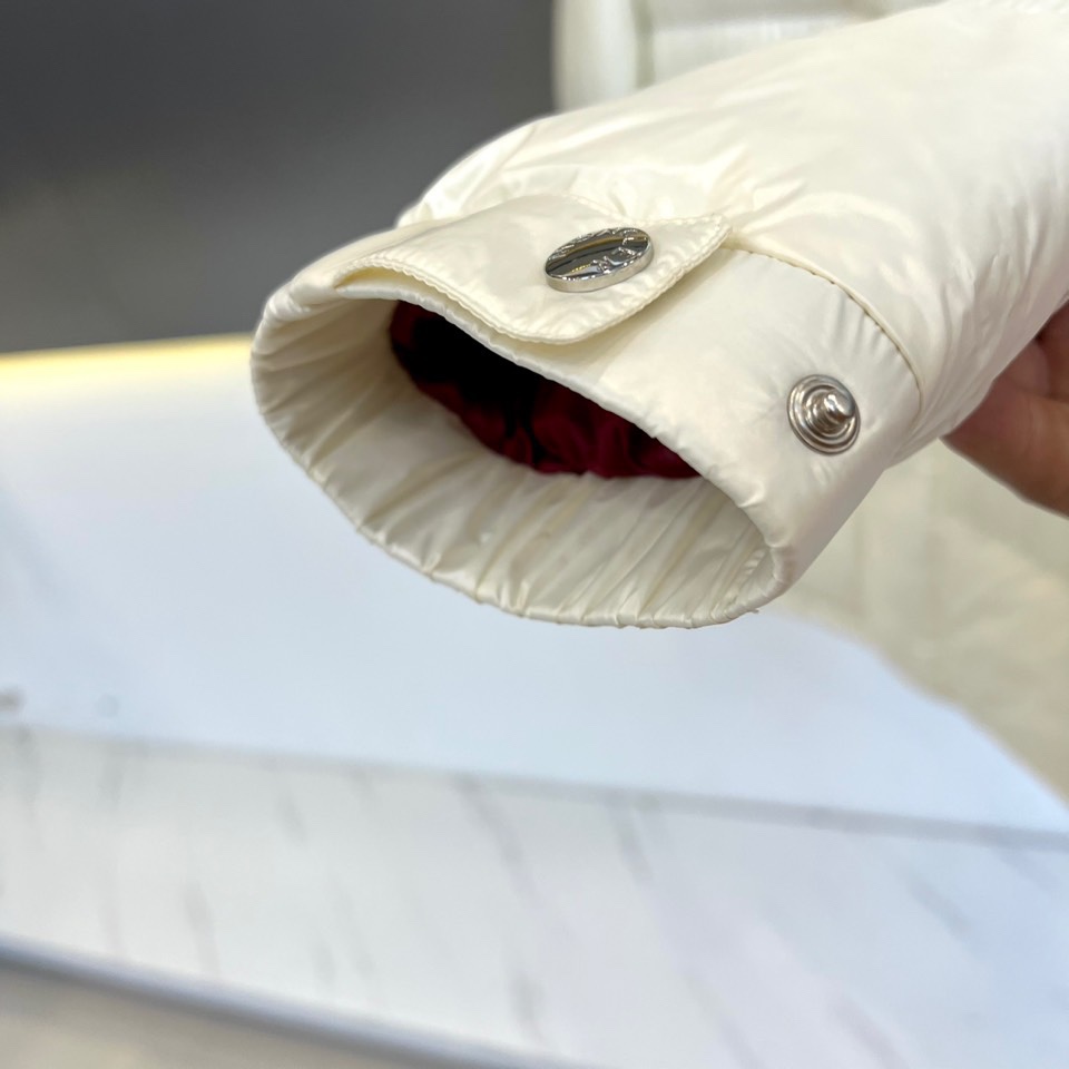 Mon蒙口、2025秋冬新品羽绒服外套。以极简廓形诠释冬日奢华。宽松剪裁与块状衍缝设计，赋予其饱满立体感