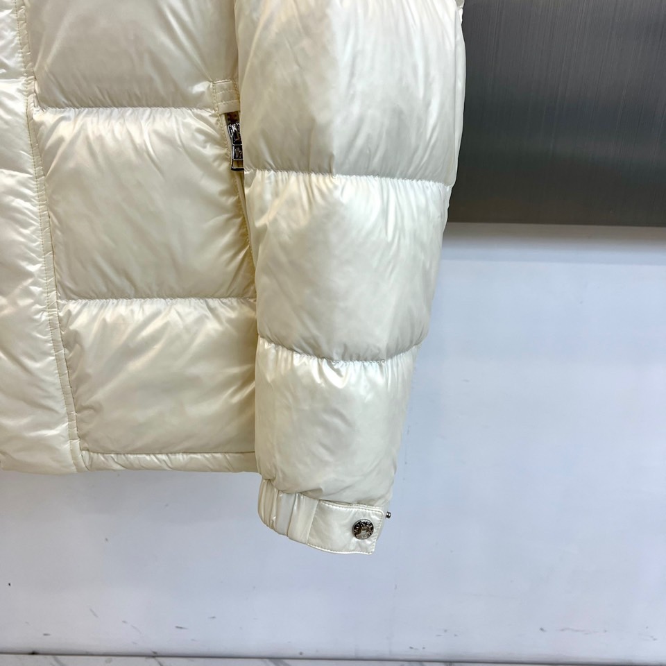 Mon蒙口、2025秋冬新品羽绒服外套。以极简廓形诠释冬日奢华。宽松剪裁与块状衍缝设计，赋予其饱满立体感