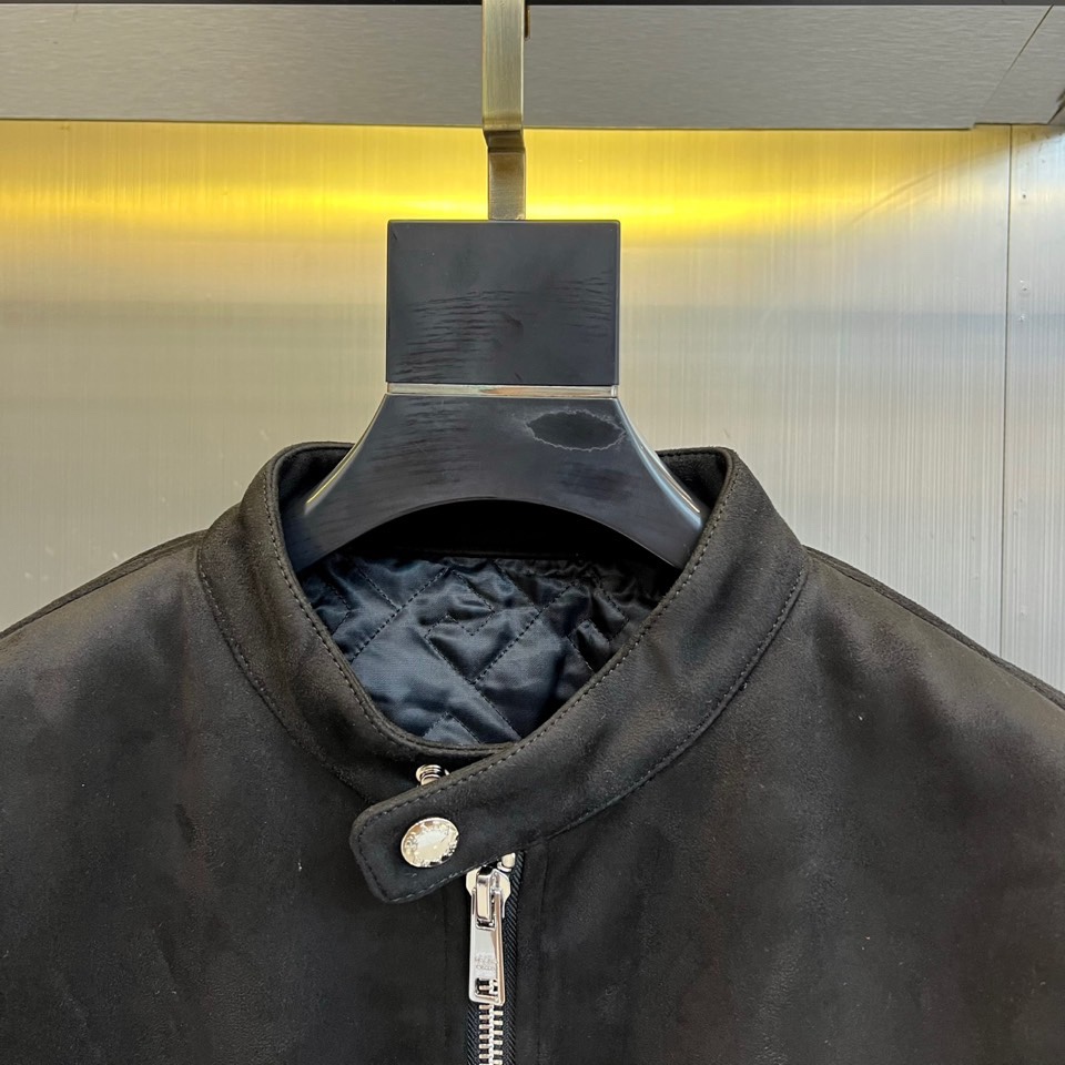 Prad普拉、2025秋冬新品 PRADA麂皮拼接夹克。这款夹克以复古摩登为设计基调，采用立领设计搭配金