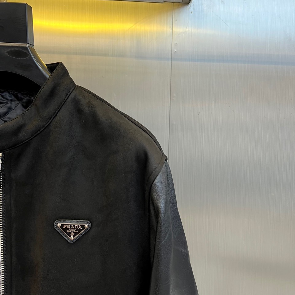Prad普拉、2025秋冬新品 PRADA麂皮拼接夹克。这款夹克以复古摩登为设计基调，采用立领设计搭配金