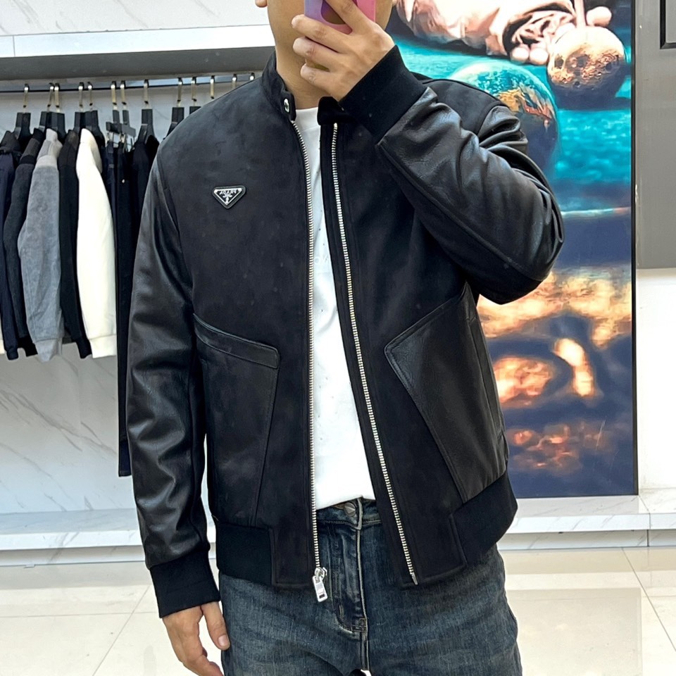 Prad普拉、2025秋冬新品 PRADA麂皮拼接夹克。这款夹克以复古摩登为设计基调，采用立领设计搭配金