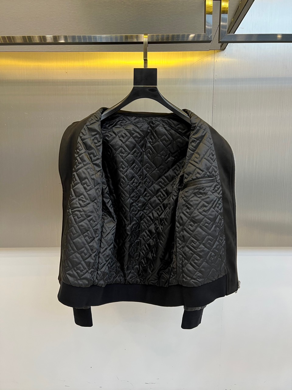 Prad普拉、2025秋冬新品 PRADA麂皮拼接夹克。这款夹克以复古摩登为设计基调，采用立领设计搭配金