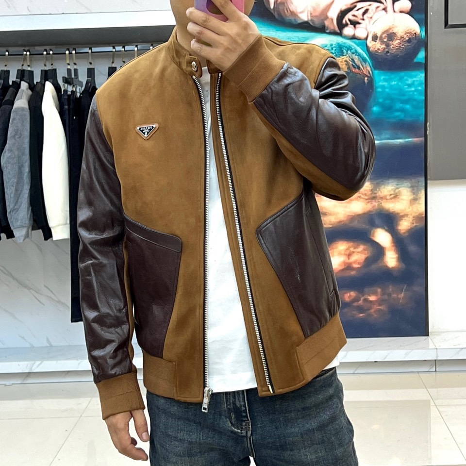 Prad普拉、2025秋冬新品 PRADA麂皮拼接夹克。这款夹克以复古摩登为设计基调，采用立领设计搭配金