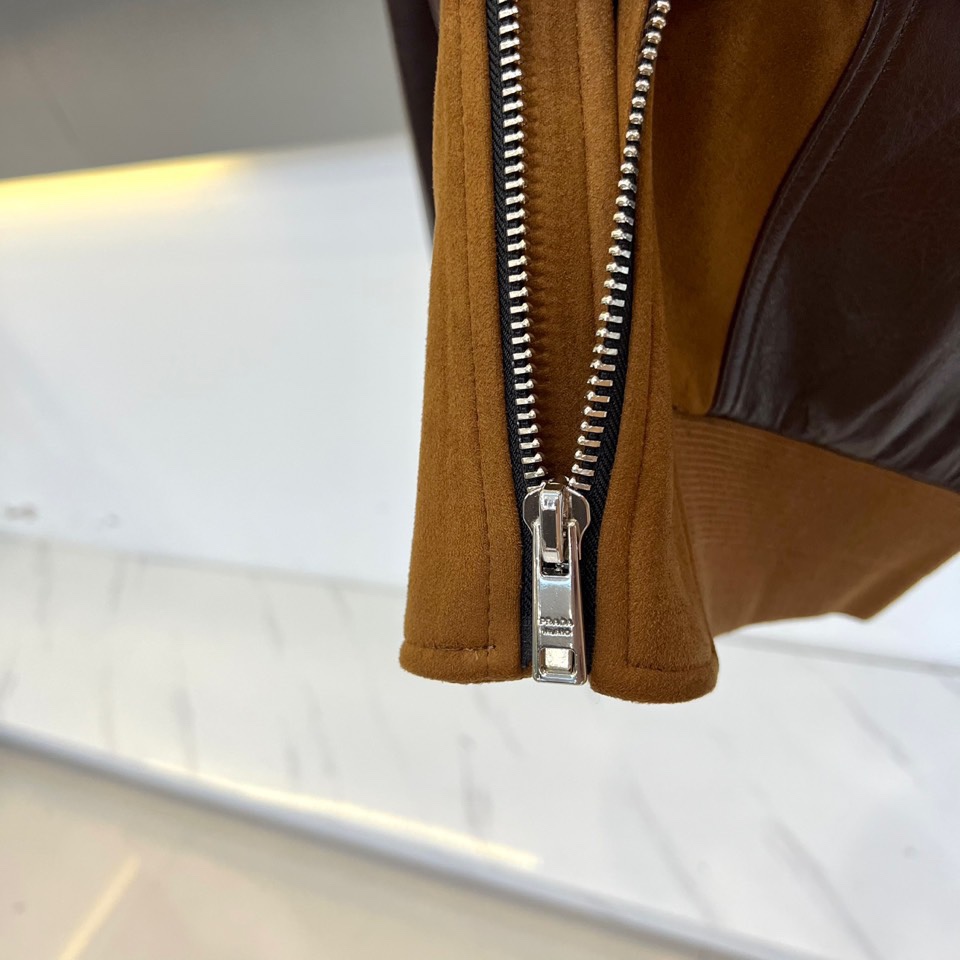 Prad普拉、2025秋冬新品 PRADA麂皮拼接夹克。这款夹克以复古摩登为设计基调，采用立领设计搭配金