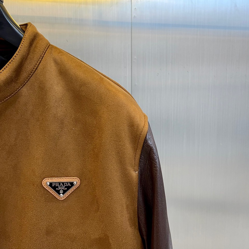Prad普拉、2025秋冬新品 PRADA麂皮拼接夹克。这款夹克以复古摩登为设计基调，采用立领设计搭配金