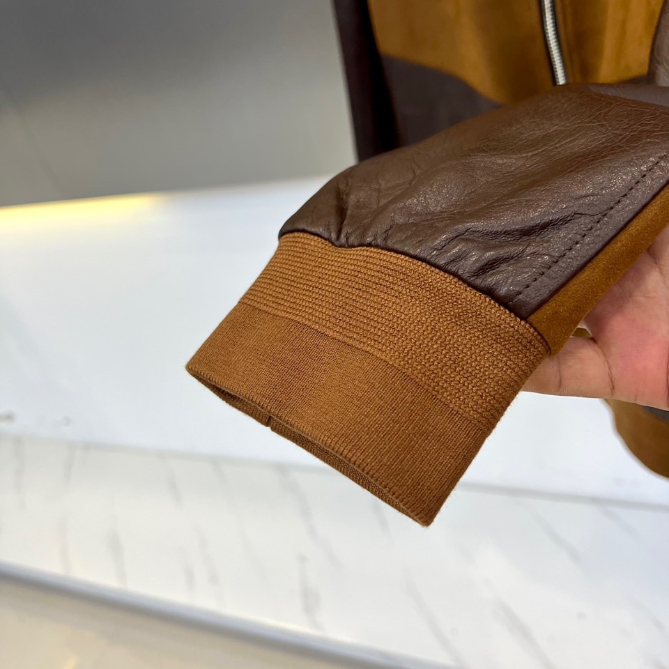 Prad普拉、2025秋冬新品 PRADA麂皮拼接夹克。这款夹克以复古摩登为设计基调，采用立领设计搭配金