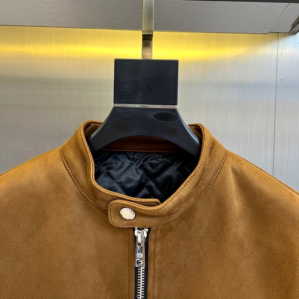 Prad普拉、2025秋冬新品 PRADA麂皮拼接夹克。这款夹克以复古摩登为设计基调，采用立领设计搭配金