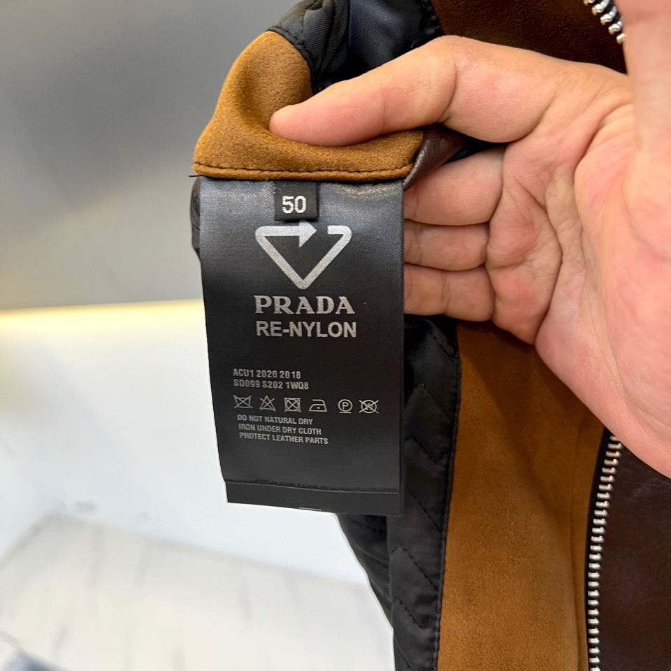 Prad普拉、2025秋冬新品 PRADA麂皮拼接夹克。这款夹克以复古摩登为设计基调，采用立领设计搭配金