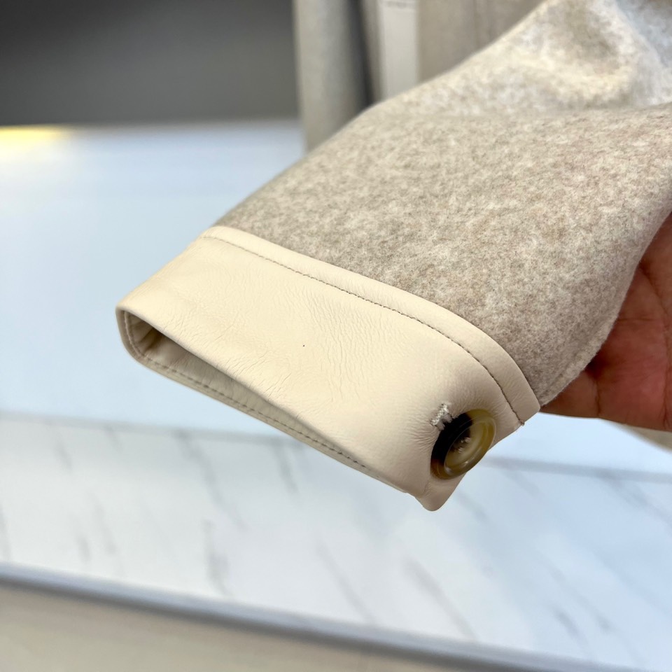 Prad普拉、2025秋冬新品 PRADA绗缝工艺夹克，这款夹克采用立领设计搭配金属拉链开合系统，衣身运