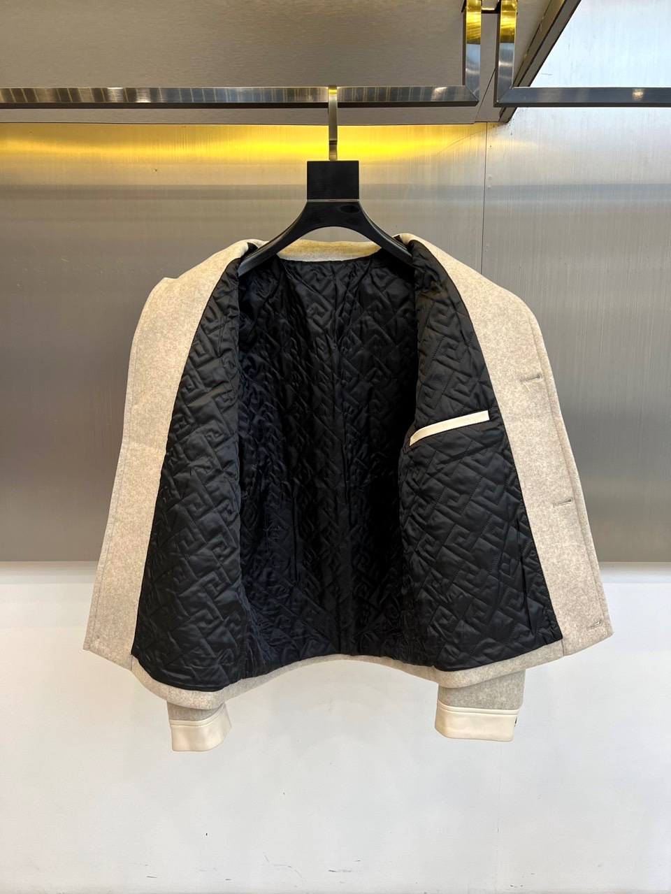 Prad普拉、2025秋冬新品 PRADA绗缝工艺夹克，这款夹克采用立领设计搭配金属拉链开合系统，衣身运