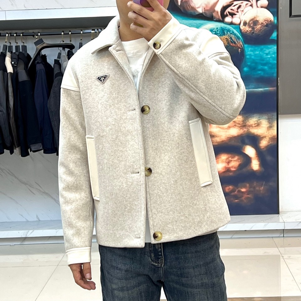 Prad普拉、2025秋冬新品 PRADA绗缝工艺夹克，这款夹克采用立领设计搭配金属拉链开合系统，衣身运