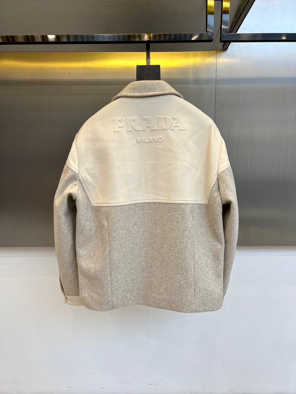 Prad普拉、2025秋冬新品 PRADA绗缝工艺夹克，这款夹克采用立领设计搭配金属拉链开合系统，衣身运