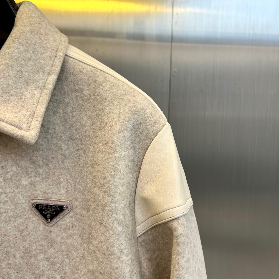 Prad普拉、2025秋冬新品 PRADA绗缝工艺夹克，这款夹克采用立领设计搭配金属拉链开合系统，衣身运