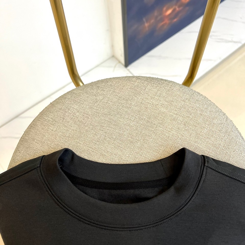 Prad普拉达、2025秋冬新品男士卫衣，以品牌标志性的极简美学重塑经典运动风格。本品采用320克莫代尔