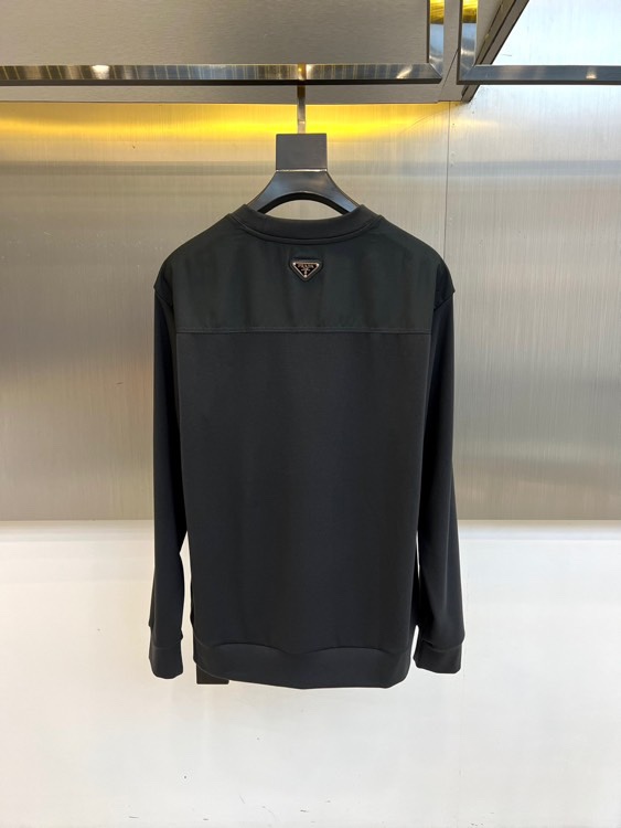 Prad普拉达、2025秋冬新品男士卫衣，以品牌标志性的极简美学重塑经典运动风格。本品采用320克莫代尔