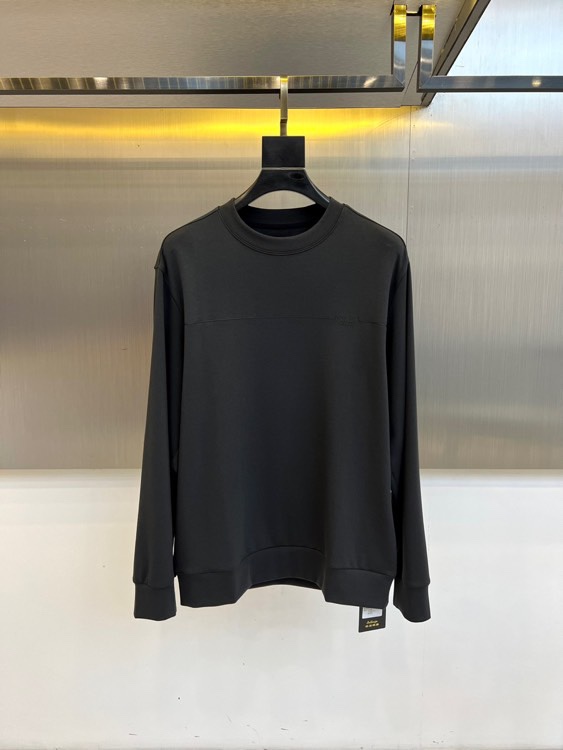 Prad普拉达、2025秋冬新品男士卫衣，以品牌标志性的极简美学重塑经典运动风格。本品采用320克莫代尔