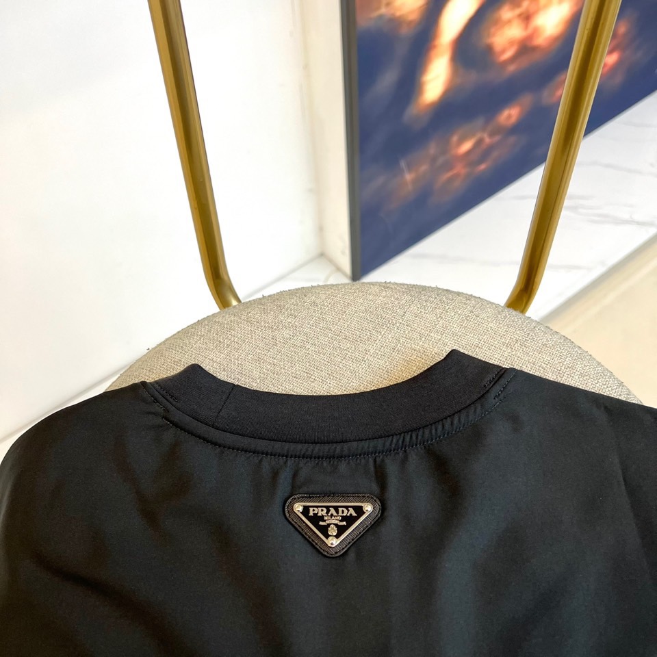 Prad普拉达、2025秋冬新品男士卫衣，以品牌标志性的极简美学重塑经典运动风格。本品采用320克莫代尔