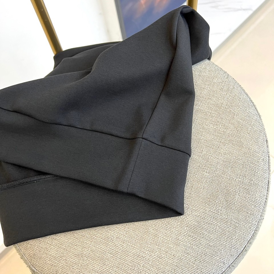 Prad普拉达、2025秋冬新品男士卫衣，以品牌标志性的极简美学重塑经典运动风格。本品采用320克莫代尔