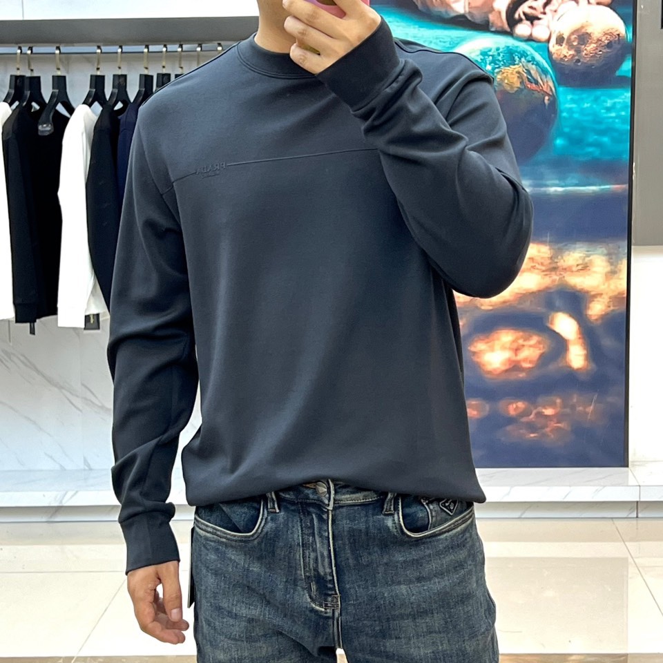 Prad普拉达、2025秋冬新品男士卫衣，以品牌标志性的极简美学重塑经典运动风格。本品采用320克莫代尔