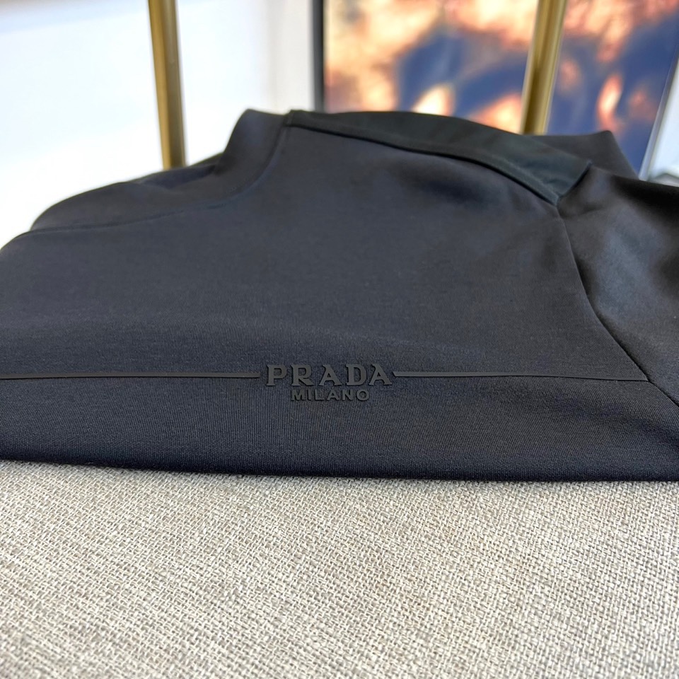 Prad普拉达、2025秋冬新品男士卫衣，以品牌标志性的极简美学重塑经典运动风格。本品采用320克莫代尔