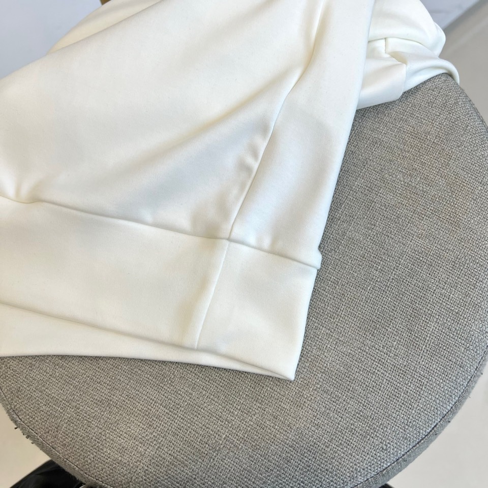 Prad普拉达、2025秋冬新品男士卫衣，以品牌标志性的极简美学重塑经典运动风格。本品采用320克莫代尔