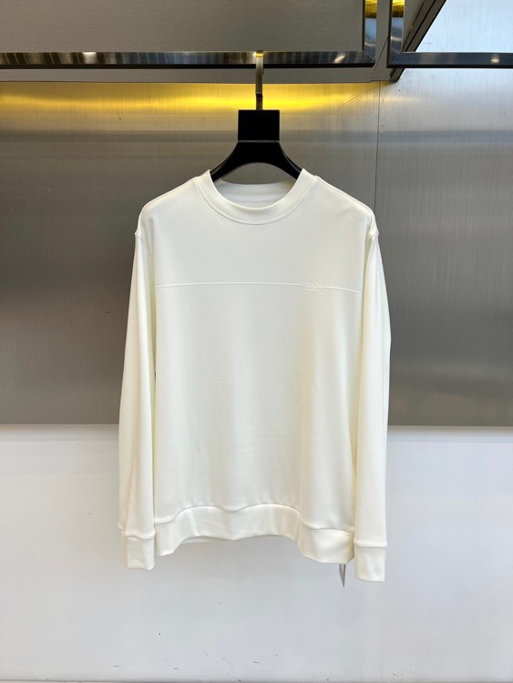 NO:681039,Prada, the new autumn and winter men's sweatshirt, reshapes the classic sports style with the brand's iconic minimalist aesthetics. This product is made of 320 grams of modal brushed fabric, containing regenerated cellulose fiber and cotton blended material, which has a soft, skin-friendly texture and just the right amount of stiffness.  The width is wide. The classic round neck design is matched with precise tailoring, and the silhouette of the body is neat and not restrictive. The left chest is decorated with the classic PRADA triangle logo embroidery, and the matte texture silk thread is used to outline the low-key and luxurious brand imprint. The pure white tone presents a minimalist and high-end feel, and the hem and cuffs  The use of dense threaded edges ensures wearing stability. It can be worn alone to show a refreshing urban style, or can be perfectly combined with coats and jackets as a layered item. Prada combines technical fabrics with Italian craftsmanship to make this sweatshirt a must-have item that combines daily comfort and luxurious texture, perfectly interpreting the exquisite lifestyle of a modern gentleman. M-4XL (model 173,143 pounds, upper body size L),, prada, prada, hoodie, sweatshirts, jackets  & coats,19860909Prad普拉达、秋冬新品男士卫衣,以品牌标志性的极简美学重塑经典运动风格.本品采用320克莫代尔磨毛面料,含再生纤维素纤维与棉混纺材质,兼具柔软亲肤质感与恰到好处的挺括度.经典圆领设计配合精准剪裁,衣身廓形利落而不拘束.左胸处装饰PRADA经典三角徽标刺绣,以哑光质感丝线勾勒出低调奢华的品牌印记.纯白色调呈现极简高级感,下摆与袖口采用密实螺纹收边确保穿着稳定性.既可单穿展现清爽都市风格,亦能作为叠搭单品与大衣、夹克完美结合.普拉达将科技面料与意式工艺相融合,使这款卫衣成为兼顾日常舒适与奢华质感的必备单品,完美诠释现代绅士的精致生活方式.M-4XL（模特173,143斤上身L码）,,prada,prada,hoodie,sweatshirts,jackets & coats,,Men's clothing