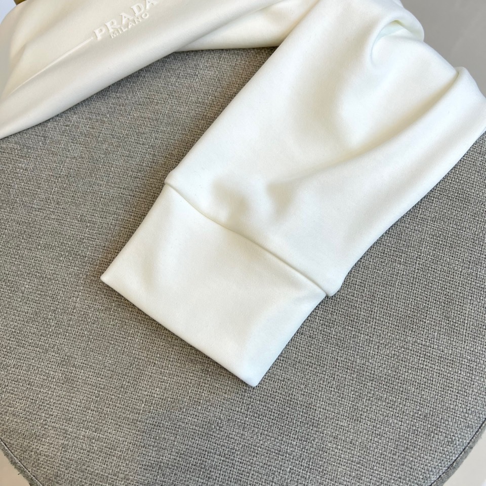 Prad普拉达、2025秋冬新品男士卫衣，以品牌标志性的极简美学重塑经典运动风格。本品采用320克莫代尔