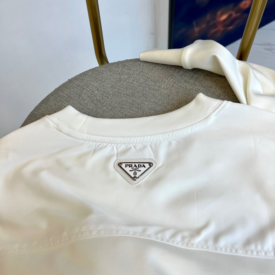 Prad普拉达、2025秋冬新品男士卫衣，以品牌标志性的极简美学重塑经典运动风格。本品采用320克莫代尔