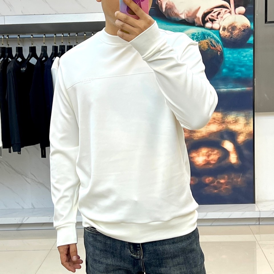 Prad普拉达、2025秋冬新品男士卫衣，以品牌标志性的极简美学重塑经典运动风格。本品采用320克莫代尔